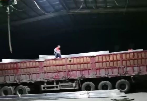 天黑了，發(fā)貨裝車依然加班進行中，服務好更多的客戶